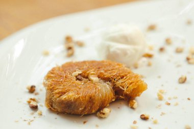 Geleneksel hindistancevizli tatlı baklavası. Ev yapımı fındıklı ve ballı baklava..