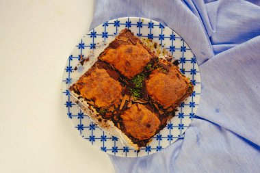 Geleneksel hindistancevizli tatlı baklavası. Ev yapımı fındıklı ve ballı baklava..