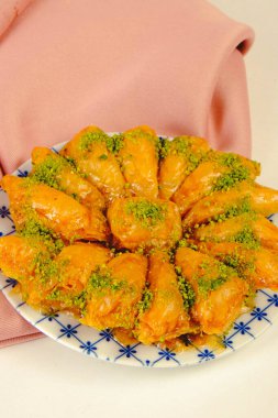 Geleneksel hindistancevizli tatlı baklavası. Ev yapımı fındıklı ve ballı baklava..