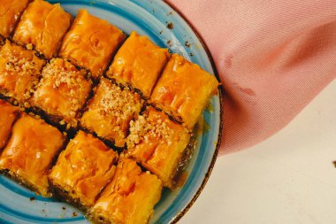 Geleneksel hindistancevizli tatlı baklavası. Ev yapımı fındıklı ve ballı baklava..
