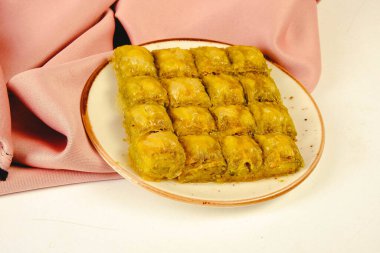Geleneksel hindistancevizli tatlı baklavası. Ev yapımı fındıklı ve ballı baklava..