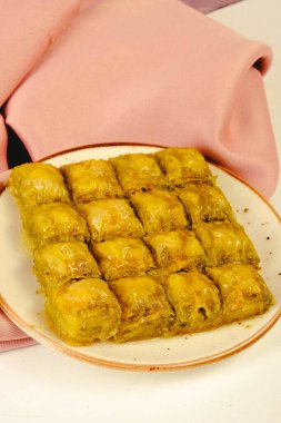 Geleneksel hindistancevizli tatlı baklavası. Ev yapımı fındıklı ve ballı baklava..