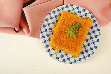 Geleneksel hindistancevizli tatlı baklavası. Ev yapımı fındıklı ve ballı baklava..