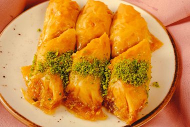 Geleneksel hindistancevizli tatlı baklavası. Ev yapımı fındıklı ve ballı baklava..