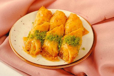 Geleneksel hindistancevizli tatlı baklavası. Ev yapımı fındıklı ve ballı baklava..