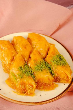 Geleneksel hindistancevizli tatlı baklavası. Ev yapımı fındıklı ve ballı baklava..