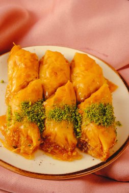 Geleneksel hindistancevizli tatlı baklavası. Ev yapımı fındıklı ve ballı baklava..