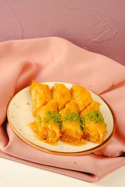 Geleneksel hindistancevizli tatlı baklavası. Ev yapımı fındıklı ve ballı baklava..