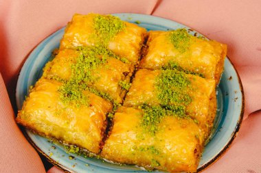 Geleneksel hindistancevizli tatlı baklavası. Ev yapımı fındıklı ve ballı baklava..