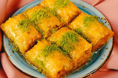 Geleneksel hindistancevizli tatlı baklavası. Ev yapımı fındıklı ve ballı baklava..