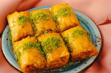 Geleneksel hindistancevizli tatlı baklavası. Ev yapımı fındıklı ve ballı baklava..