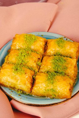 Geleneksel hindistancevizli tatlı baklavası. Ev yapımı fındıklı ve ballı baklava..