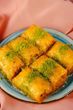 Geleneksel hindistancevizli tatlı baklavası. Ev yapımı fındıklı ve ballı baklava..
