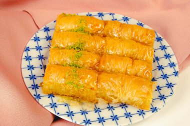 Geleneksel hindistancevizli tatlı baklavası. Ev yapımı fındıklı ve ballı baklava..