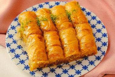 Geleneksel hindistancevizli tatlı baklavası. Ev yapımı fındıklı ve ballı baklava..