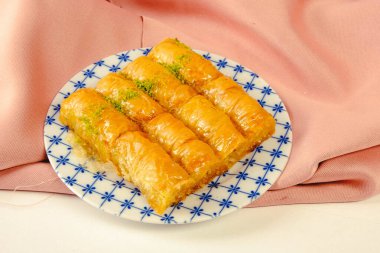 Geleneksel hindistancevizli tatlı baklavası. Ev yapımı fındıklı ve ballı baklava..