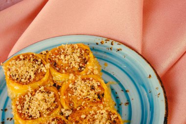 Geleneksel hindistancevizli tatlı baklavası. Ev yapımı fındıklı ve ballı baklava..