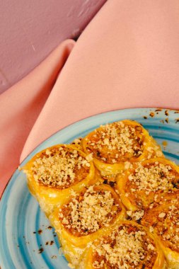 Geleneksel hindistancevizli tatlı baklavası. Ev yapımı fındıklı ve ballı baklava..