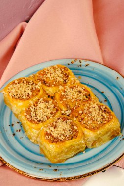 Geleneksel hindistancevizli tatlı baklavası. Ev yapımı fındıklı ve ballı baklava..