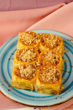 Geleneksel hindistancevizli tatlı baklavası. Ev yapımı fındıklı ve ballı baklava..