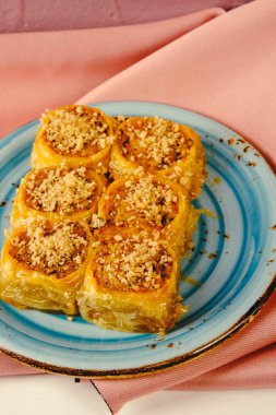 Geleneksel hindistancevizli tatlı baklavası. Ev yapımı fındıklı ve ballı baklava..