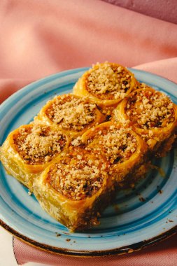 Geleneksel hindistancevizli tatlı baklavası. Ev yapımı fındıklı ve ballı baklava..