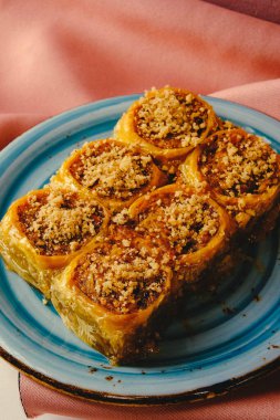Geleneksel hindistancevizli tatlı baklavası. Ev yapımı fındıklı ve ballı baklava..