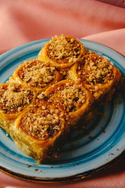 Geleneksel hindistancevizli tatlı baklavası. Ev yapımı fındıklı ve ballı baklava..