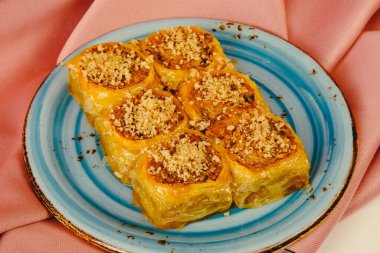 Geleneksel hindistancevizli tatlı baklavası. Ev yapımı fındıklı ve ballı baklava..