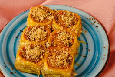 Geleneksel hindistancevizli tatlı baklavası. Ev yapımı fındıklı ve ballı baklava..