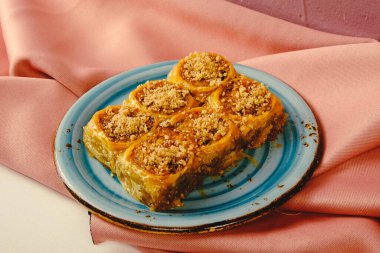 Geleneksel hindistancevizli tatlı baklavası. Ev yapımı fındıklı ve ballı baklava..