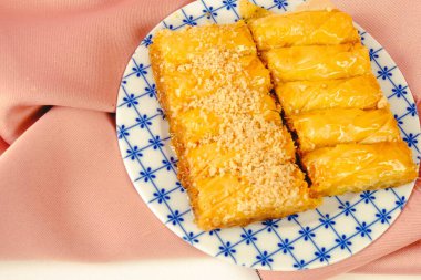 Geleneksel hindistancevizli tatlı baklavası. Ev yapımı fındıklı ve ballı baklava..