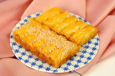 Geleneksel hindistancevizli tatlı baklavası. Ev yapımı fındıklı ve ballı baklava..