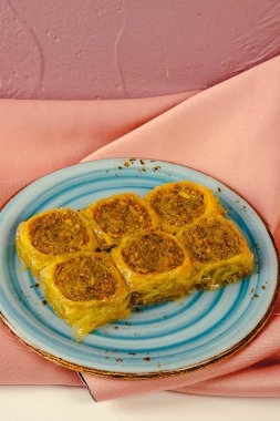Geleneksel hindistancevizli tatlı baklavası. Ev yapımı fındıklı ve ballı baklava..