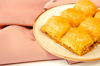 Geleneksel hindistancevizli tatlı baklavası. Ev yapımı fındıklı ve ballı baklava..