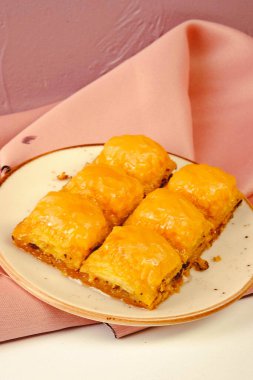 Geleneksel hindistancevizli tatlı baklavası. Ev yapımı fındıklı ve ballı baklava..