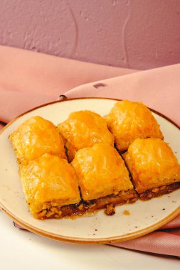 Geleneksel hindistancevizli tatlı baklavası. Ev yapımı fındıklı ve ballı baklava..