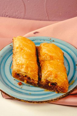 Geleneksel hindistancevizli tatlı baklavası. Ev yapımı fındıklı ve ballı baklava..