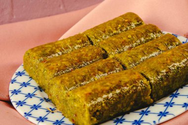 Geleneksel hindistancevizli tatlı baklavası. Ev yapımı fındıklı ve ballı baklava..