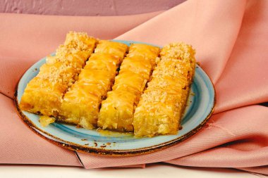 Geleneksel hindistancevizli tatlı baklavası. Ev yapımı fındıklı ve ballı baklava..