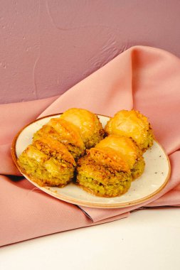 Geleneksel hindistancevizli tatlı baklavası. Ev yapımı fındıklı ve ballı baklava..