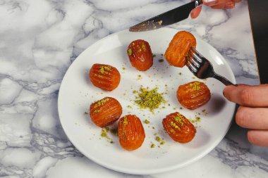 Geleneksel hindistancevizli tatlı baklavası. Ev yapımı fındıklı ve ballı baklava..