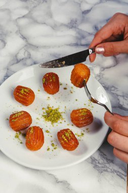 Geleneksel hindistancevizli tatlı baklavası. Ev yapımı fındıklı ve ballı baklava..