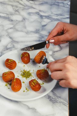 Geleneksel hindistancevizli tatlı baklavası. Ev yapımı fındıklı ve ballı baklava..