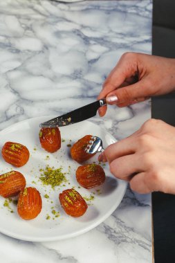 Geleneksel hindistancevizli tatlı baklavası. Ev yapımı fındıklı ve ballı baklava..