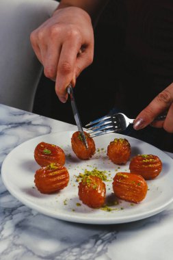 Geleneksel hindistancevizli tatlı baklavası. Ev yapımı fındıklı ve ballı baklava..