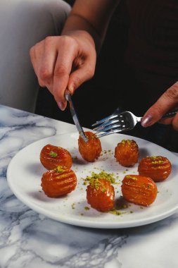 Geleneksel hindistancevizli tatlı baklavası. Ev yapımı fındıklı ve ballı baklava..