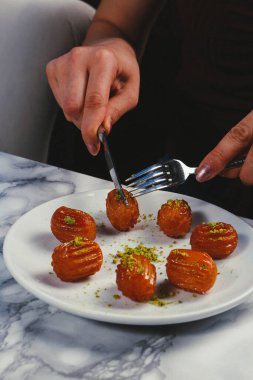 Geleneksel hindistancevizli tatlı baklavası. Ev yapımı fındıklı ve ballı baklava..