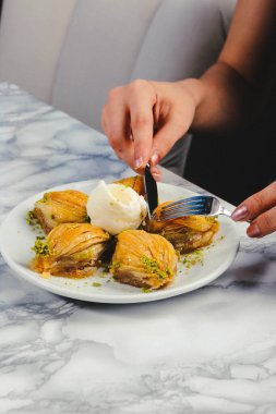 Geleneksel hindistancevizli tatlı baklavası. Ev yapımı fındıklı ve ballı baklava..