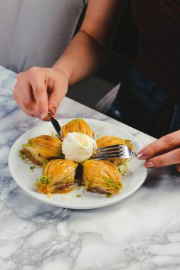 Geleneksel hindistancevizli tatlı baklavası. Ev yapımı fındıklı ve ballı baklava..